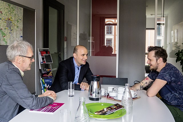 V.l.: Unser Redakteur Bernd Schwope im Gespräch mit David Ehmann (McDonald's) und Tony Hohlfeld (Jante).