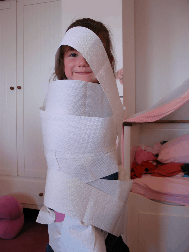 Die Vorräte des Toilettenpapiers kreativ nutzen: Kathi's Familie zeigt, wie es geht.